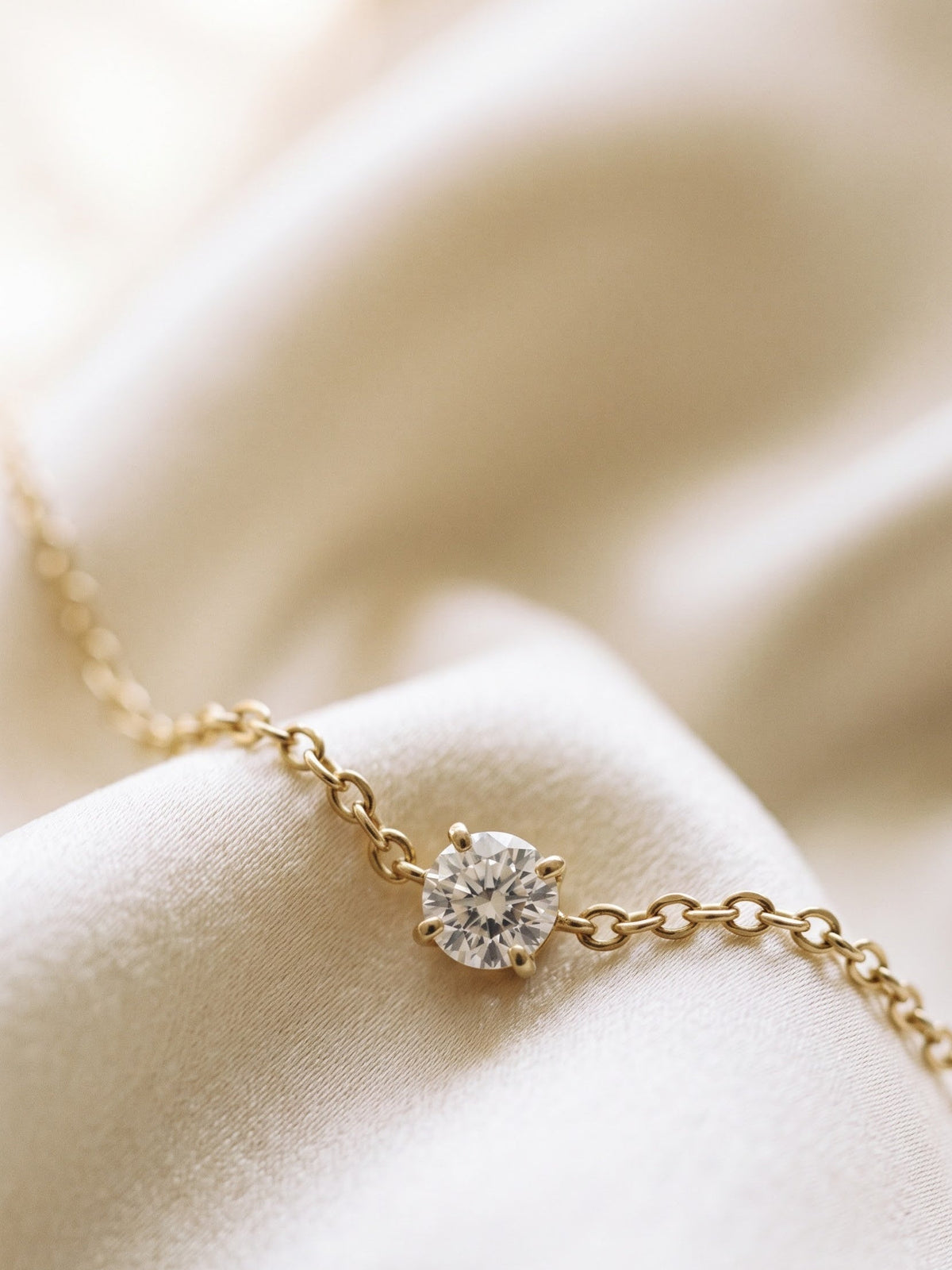 Gold_chain_and_diamond_solitaire_202608270955_cropped.jpg